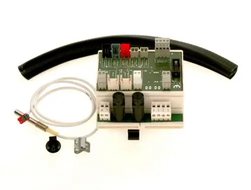 BOSCH Steuergerät mit mehreren Anschlüssen, Platine mit Steuerungselementen, zwei elektrische Anschlüsse, Verbindungsschläuche und Montageschlitze.